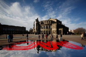 Lake of mirrors installation in Dresden