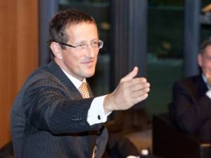 CNN business anchor Richard Quest will be reporting live from the WEF in Davos